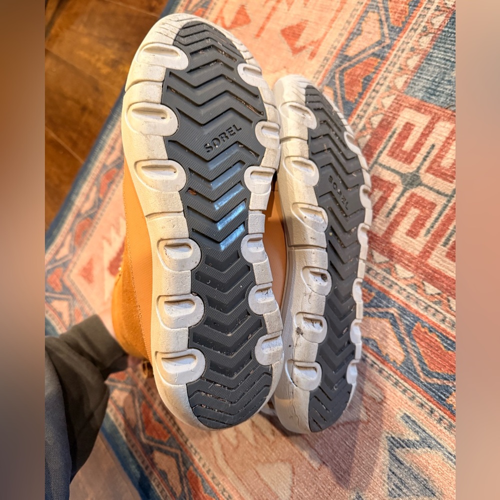 Sorel boots - Picture 4 of 6